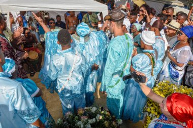 Salvador, Brezilya - 2 Şubat 2019: Brezilya'daki Salvador Bahia'da Yemanja kutlaması sırasında ki insanlar