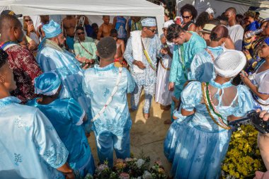 Salvador, Brezilya - 2 Şubat 2019: Brezilya'daki Salvador Bahia'da Yemanja kutlaması sırasında ki insanlar