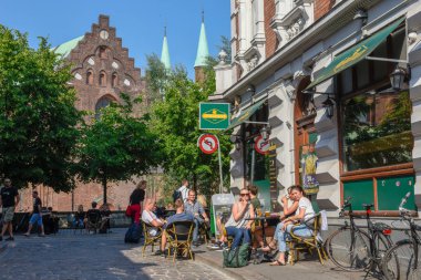 Danimarka'da Aarhus'un bir sokak barında içki içen insanlar