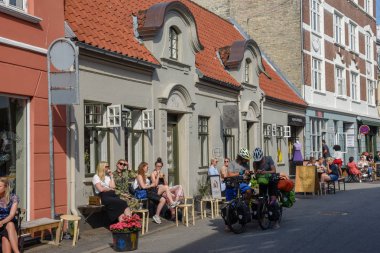 Danimarka'da Aarhus'un bir sokak barında içki içen insanlar