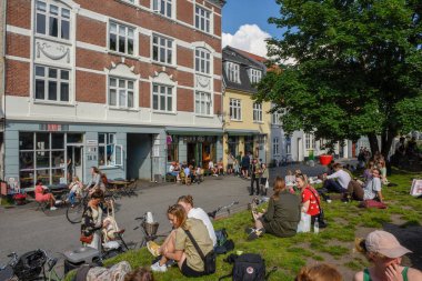 Danimarka'da Aarhus'un bir sokak barında içki içen insanlar