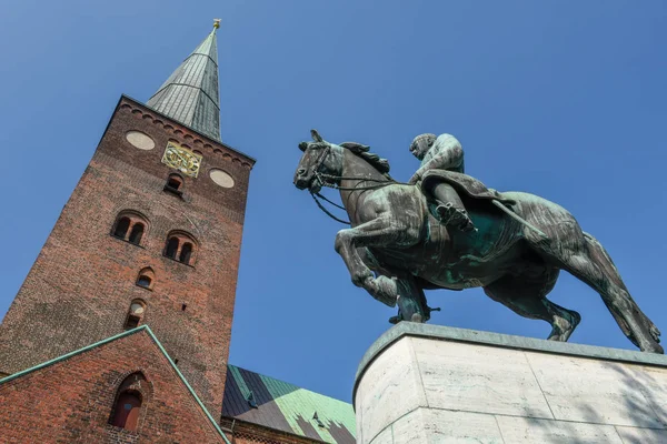 Statue et cathédrale du XIIIe siècle à Aarhus au Danemark — Photo