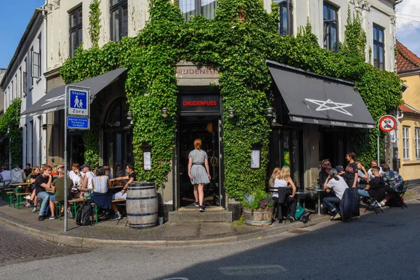 Personnes buvant dans un bar de rue d'Aarhus au Danemark — Photo