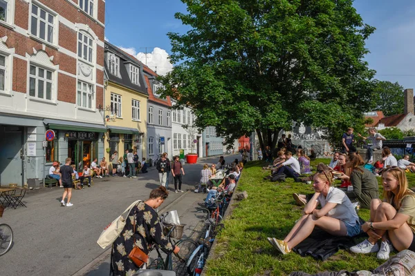 Danimarka'da Aarhus'un bir sokak barında içki içen insanlar — Stok fotoğraf