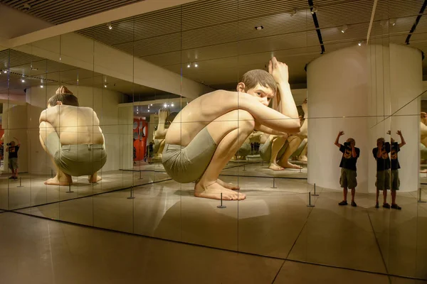 Instalação de arte de Ron Mueck no museu de arte ARoS de Aarhus o — Fotografia de Stock