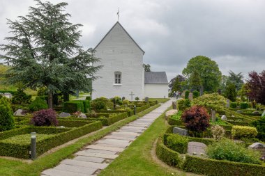 Denma'daki Viking arkeolojik sahasındaki Jelling kilisesi