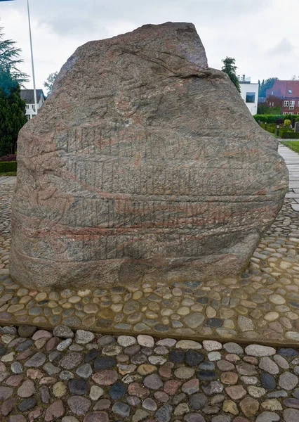 Petroglifo de piedra del yacimiento arqueológico vikingo de Jelling, D —  Fotos de Stock