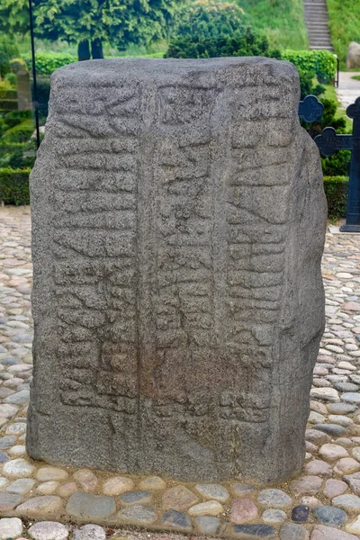 Steinpetroglyphe der archäologischen Stätte der Wikinger in Jelling, d — Stockfoto