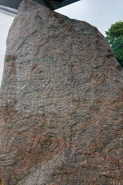 Petróglifo de pedra do sítio arqueológico viking em Jelling, D — Fotografia de Stock