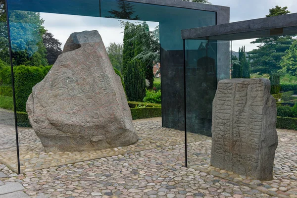 Steen petroglief van de archeologische site van Viking op Jelling, D — Stockfoto