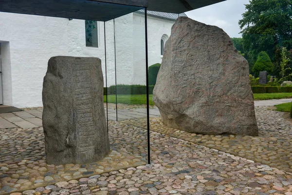 Petroglifo de piedra del yacimiento arqueológico vikingo de Jelling, D — Foto de Stock