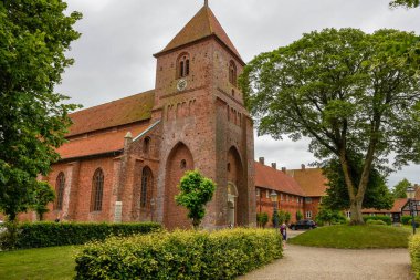 Jutland üzerinde Ribe geleneksel tarihi köyünde Kilise