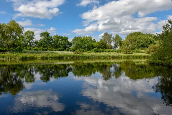 Landskapet av sjön i Vestbirk i Danmark — Stockfoto