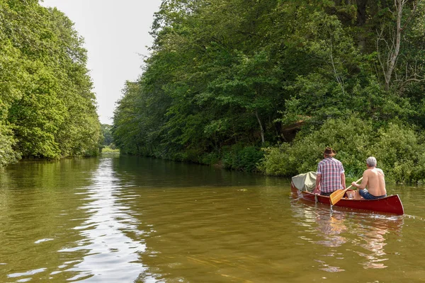 Persone che vogano in canoa sul fiume a Vestbirk, Danimarca — Foto Stock
