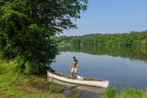 Man preparing his canoe for an excursion in the lake of Vestbirk — Stock Photo, Image