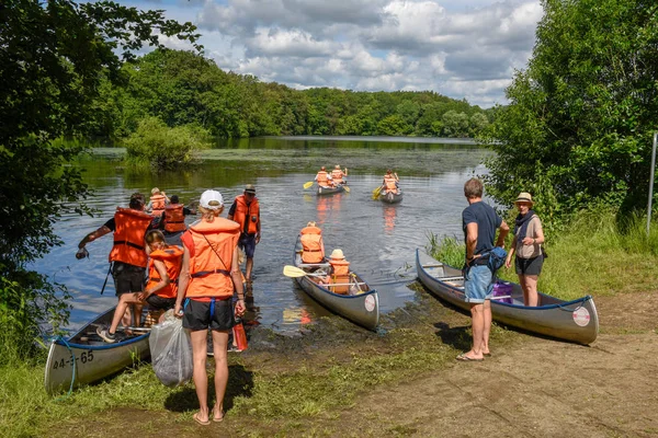 Personas preparando canoas para una excursión en el lago de Vestbirk —  Fotos de Stock