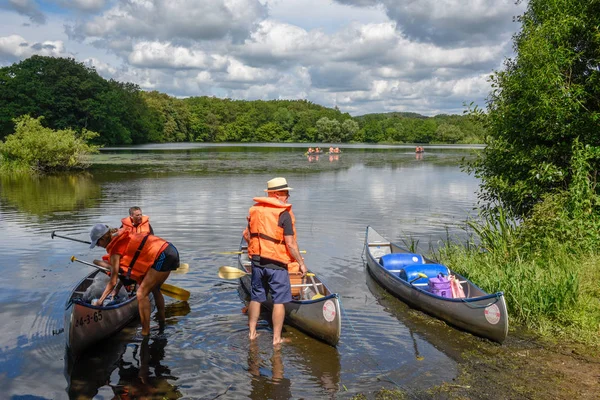 Personas preparando canoas para una excursión en el lago de Vestbirk —  Fotos de Stock