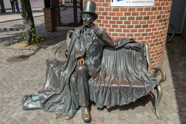 Estátua do escritor H.C. Andersen em Odense na Dinamarca — Fotografia de Stock