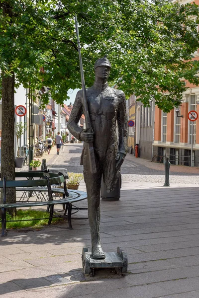 Het standbeeld van de tinnen soldaat uit het verhaal van schrijver H.C. Andersen in — Stockfoto