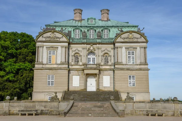 Koninklijk jachtpaleis op natuurpark in Kopenhagen, Denemarken — Stockfoto