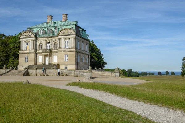 Palácio de caça real no parque natural em Copenhague, Dinamarca — Fotografia de Stock