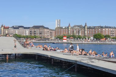 Danimarka'da Kopenhag'ın merkezinde güneşlenen insanlar