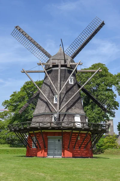Oude wodden molen in Kopenhagen in Denemarken — Stockfoto