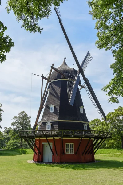 Oude wodden molen in Kopenhagen in Denemarken — Stockfoto