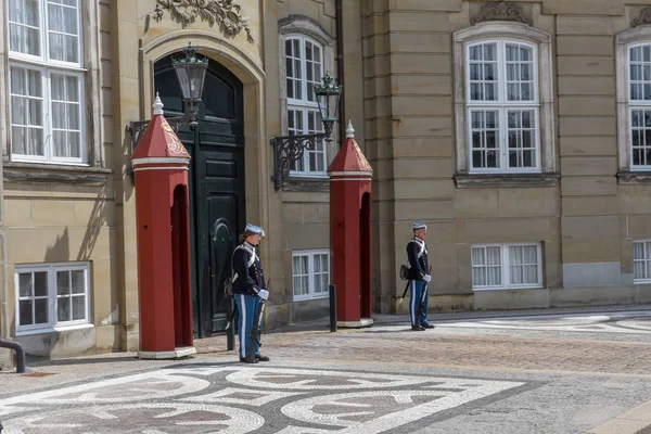 Amalienborg est la résidence royale danoise sur la place de la ville — Photo