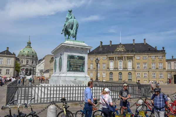 Amalienborg es la residencia real de la familia danesa en la plaza de la ciudad — Foto de Stock