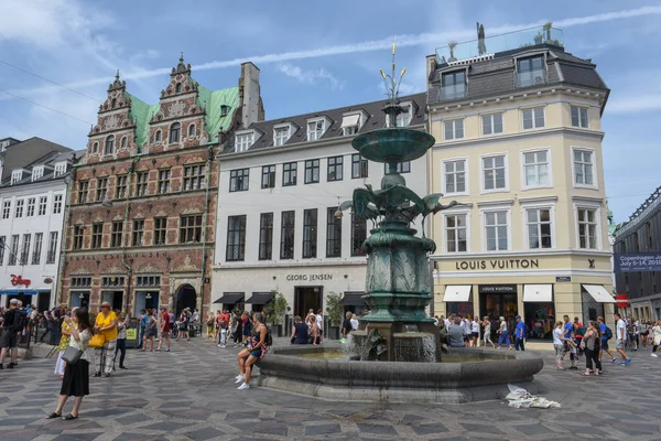Persone che camminano nel centro storico di Copenaghen sulla Danimarca — Foto Stock