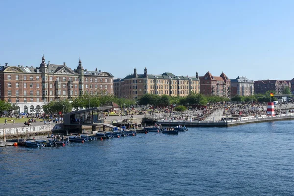 デンマークのコペンハーゲンの中心部で日光浴をする人々 — ストック写真