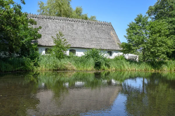 Ferme rurale traditionnelle à la campagne d'Esrum au Danemark — Photo