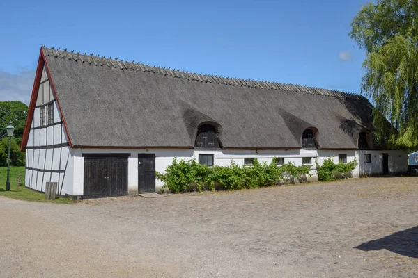 Traditionell landsbygds gård på landsbygden i Esrum i Danmark — Stockfoto