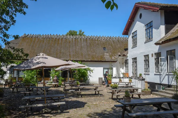 Traditioneller ländlicher bauernhof auf dem land von esrum in dänemark — Stockfoto