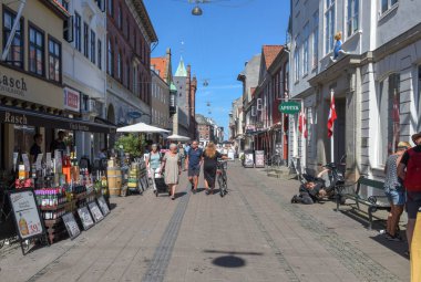 İnsanlar Danimarka 'da Helsingor merkezi sokakta yürüyüş