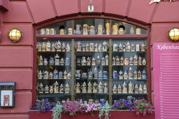 Verzameling oude bier mokken op een winkel in Helsingor op Denemarken — Stockfoto