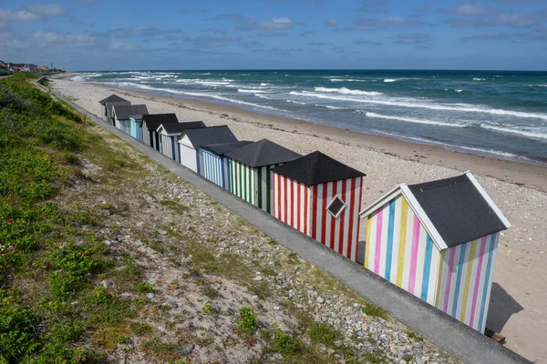 Plážové chaty na pobřeží Regeleje v Dánsku — Stock fotografie