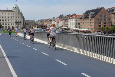 Kopenhag, D merkezinde köprüde bisiklet sürme İnsanlar