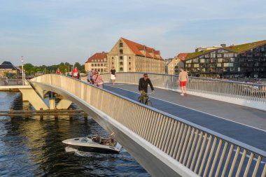 Kopenhag, D merkezinde köprüde bisiklet sürme İnsanlar