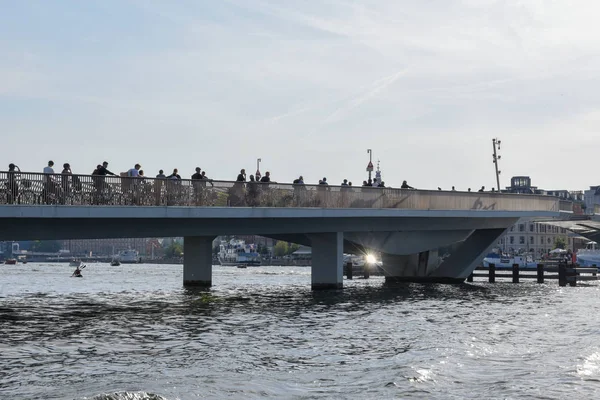 コペンハーゲンの中心部、Dの橋の上で自転車に乗る人々 — ストック写真