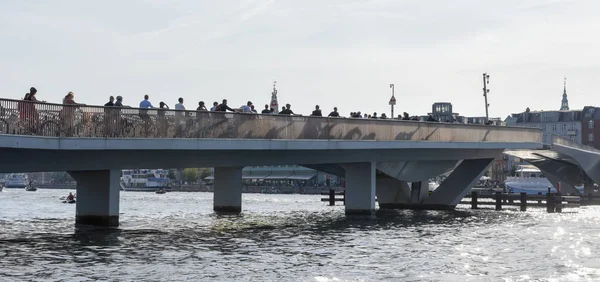 Ludzie jeżdżą rowerami na moście w centrum Kopenhagi; D — Zdjęcie stockowe