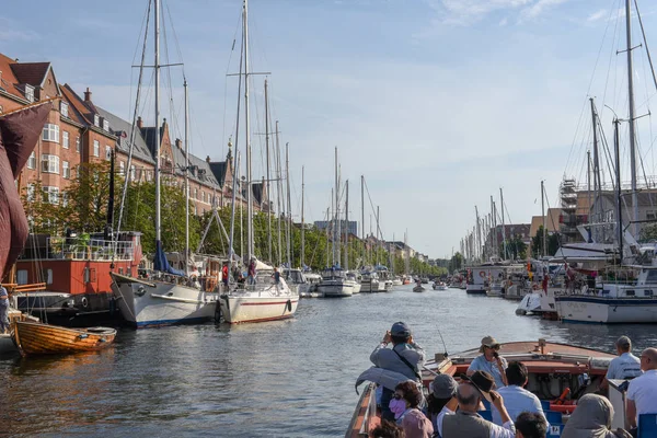 Barco turístico en un canal en Copenhague en Dinamarca —  Fotos de Stock