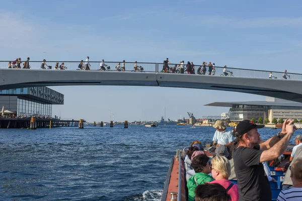 Persone in sella a biciclette sul ponte nel centro di Copenaghen, D — Foto Stock