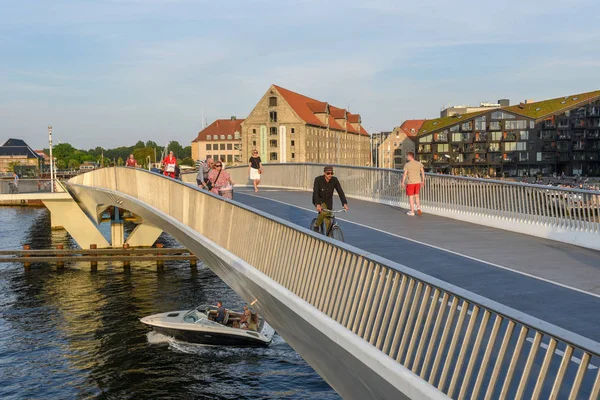 Orang-orang mengendarai sepeda di jembatan di pusat kota Kopenhagen, D — Stok Foto