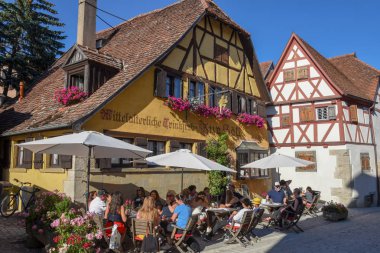 İnsanlar Ge Rotenburg ob der Tauber bir restoranda içme