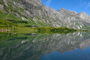 İsviçre alplerinde Engelberg üzerinde Truebsee Gölü