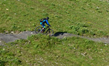 Jochpass'ten aşağı inen dağ bisikletindeki adam. 