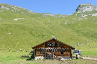 İsviçre'de Engelberg üzerinde Engstlenalp kırsal dağ evi