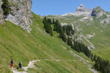 İsviçre'de Engelberg üzerinde Engstlenalp dağ yolu